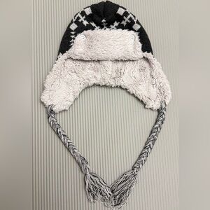 Muk Luks Black and White Hat